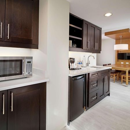 Hotel Doubletree By Hilton Edmonton Downtown Esterno foto