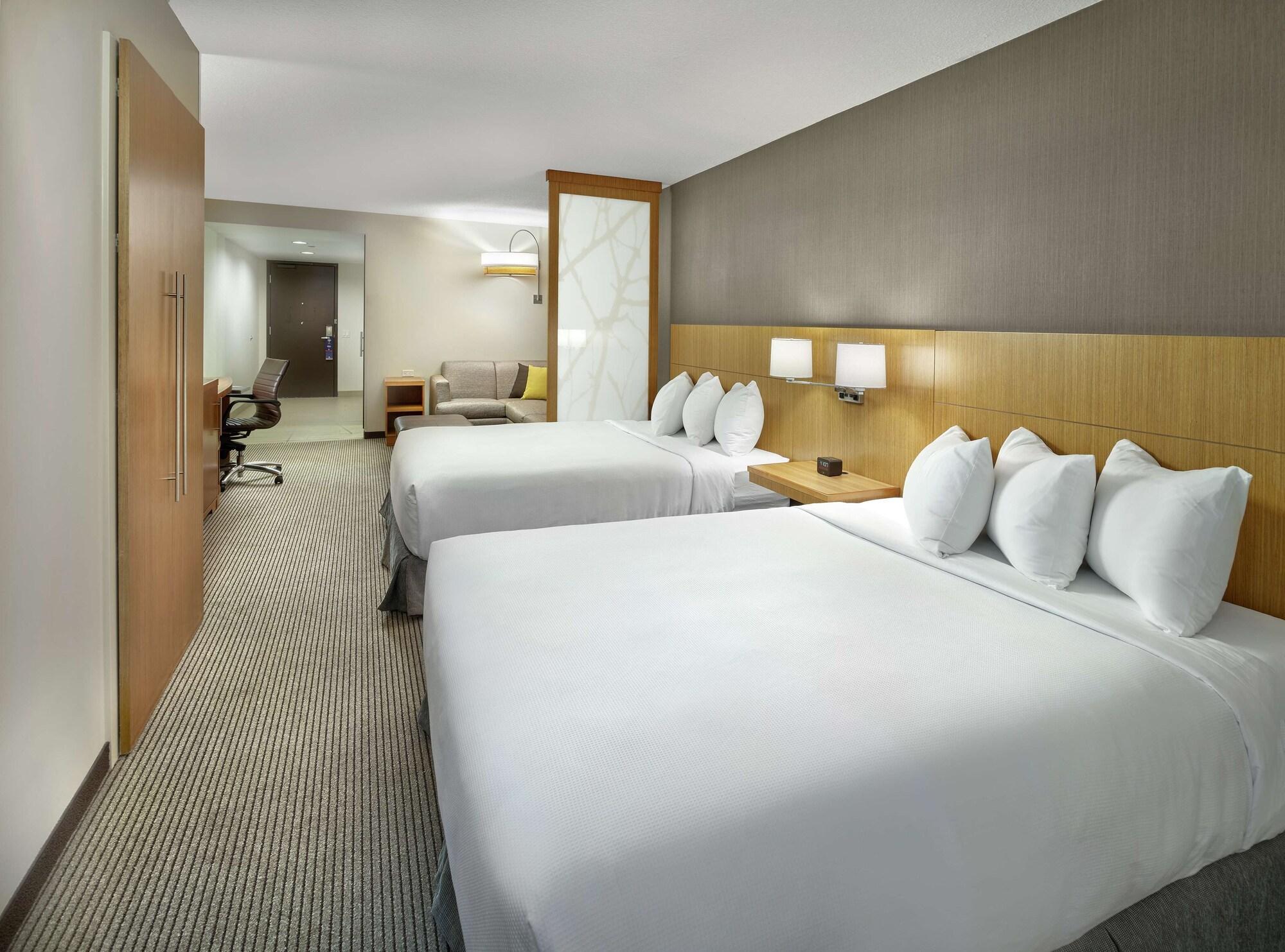 Hotel Doubletree By Hilton Edmonton Downtown Esterno foto
