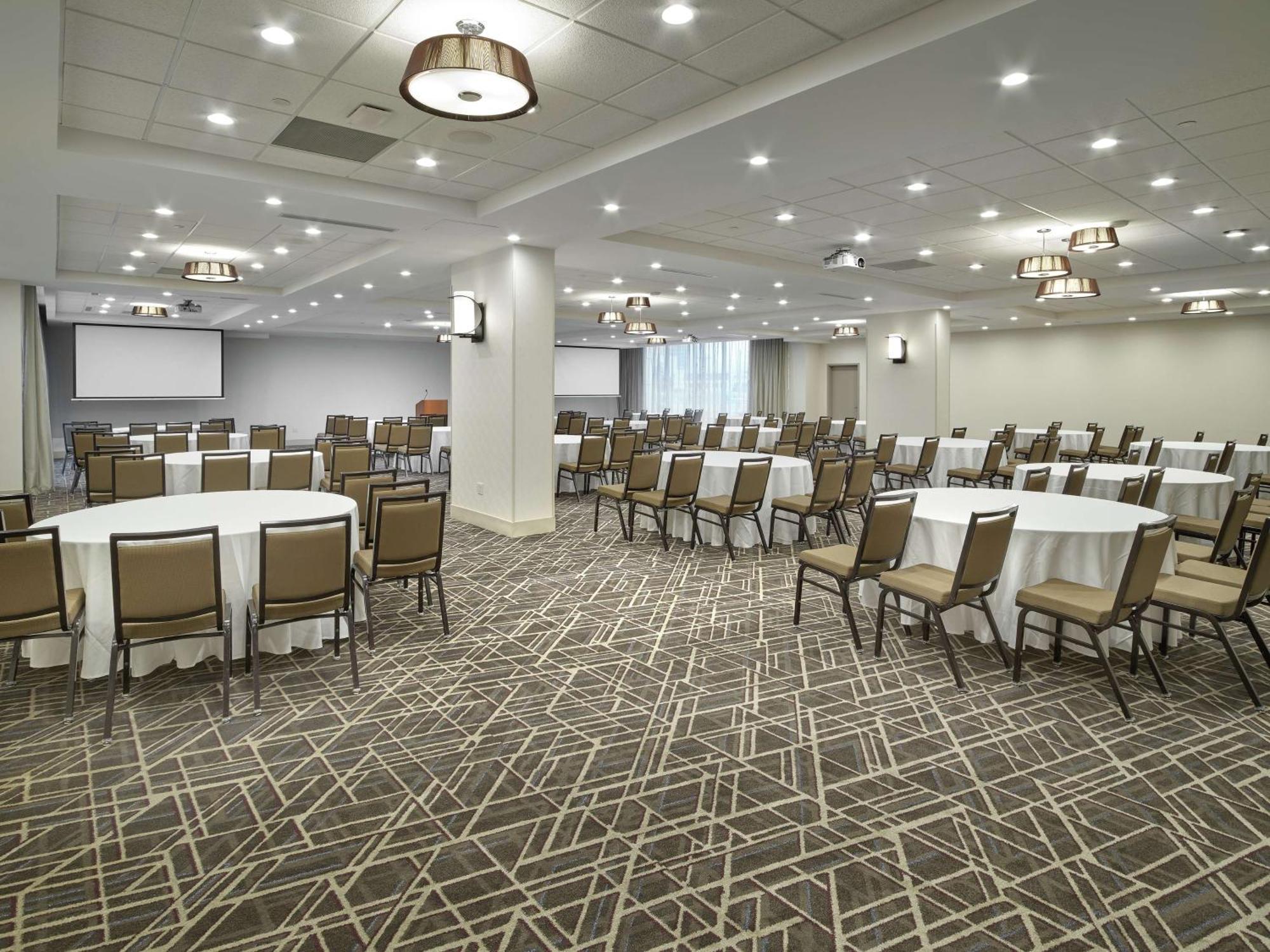 Hotel Doubletree By Hilton Edmonton Downtown Esterno foto