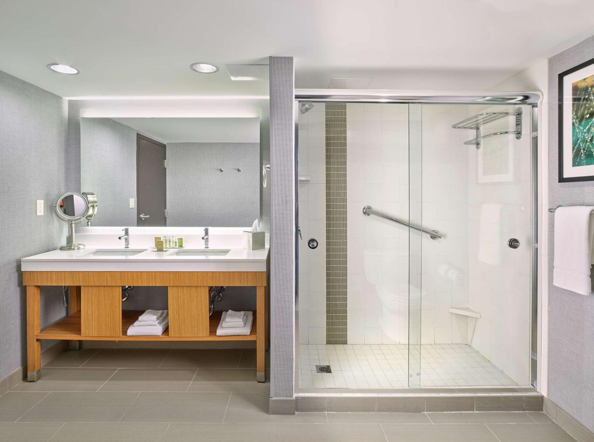 Hotel Doubletree By Hilton Edmonton Downtown Esterno foto