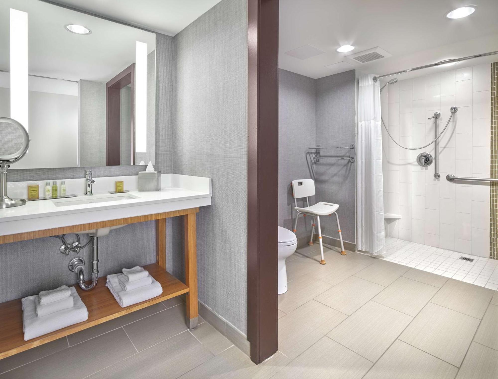 Hotel Doubletree By Hilton Edmonton Downtown Esterno foto