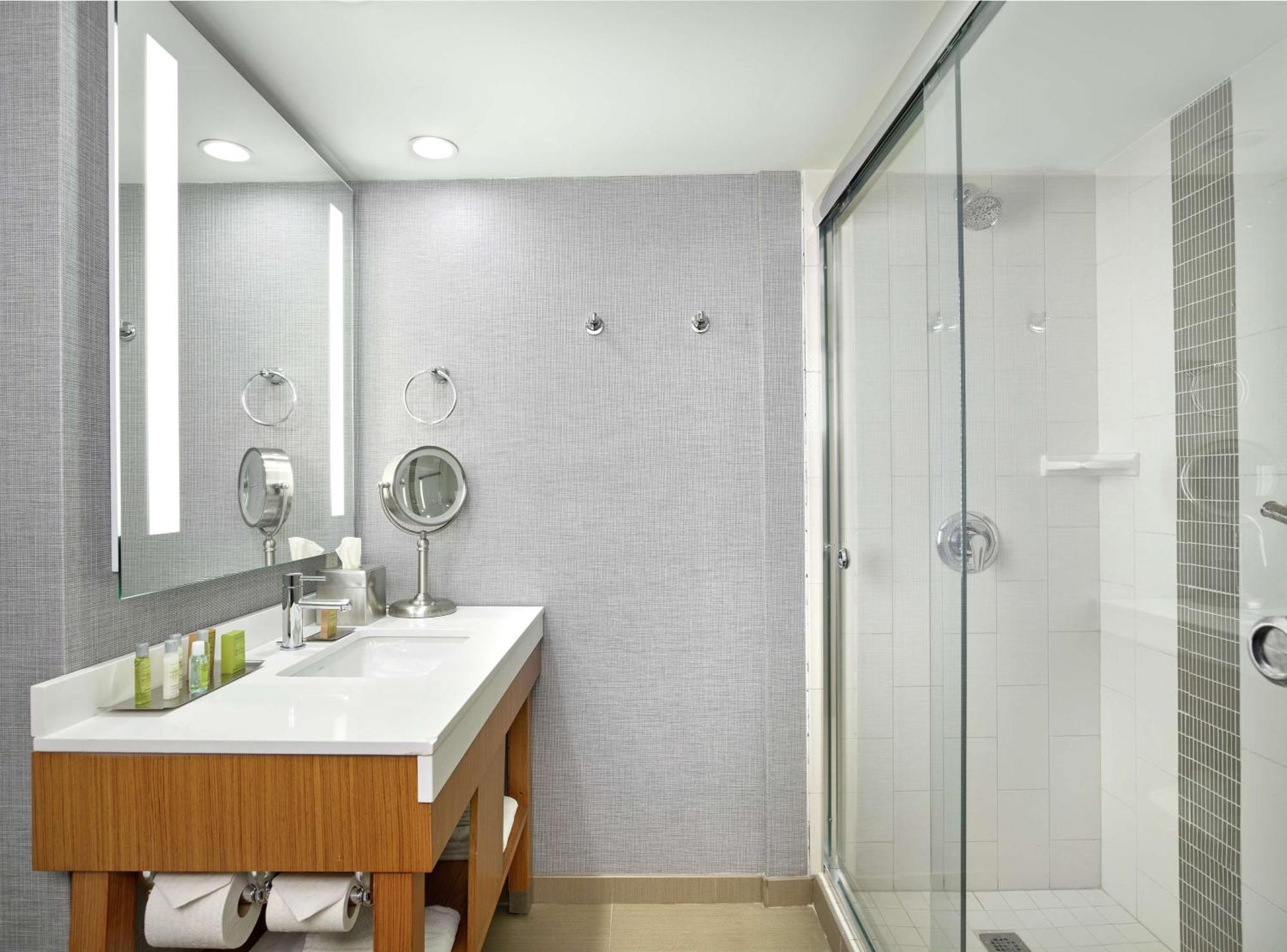Hotel Doubletree By Hilton Edmonton Downtown Esterno foto