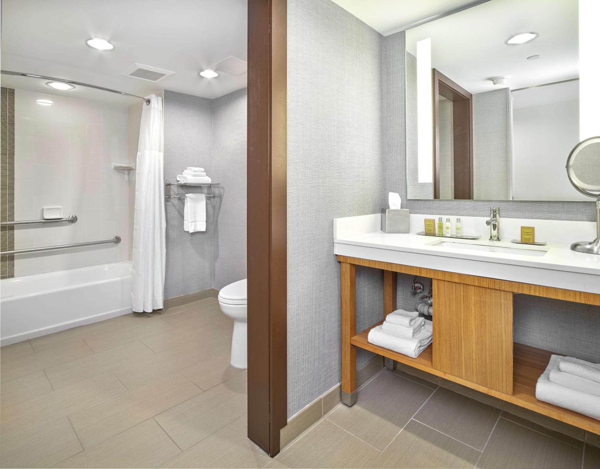Hotel Doubletree By Hilton Edmonton Downtown Esterno foto