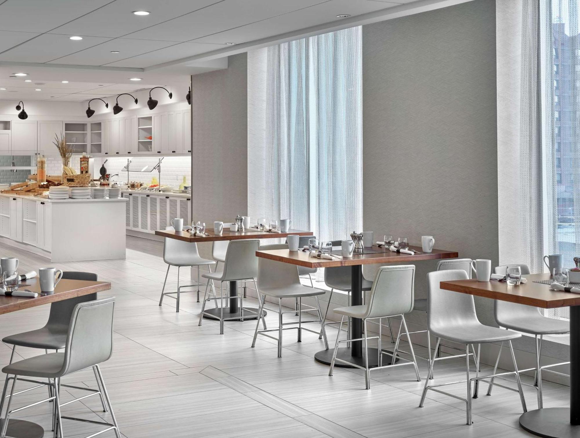 Hotel Doubletree By Hilton Edmonton Downtown Esterno foto
