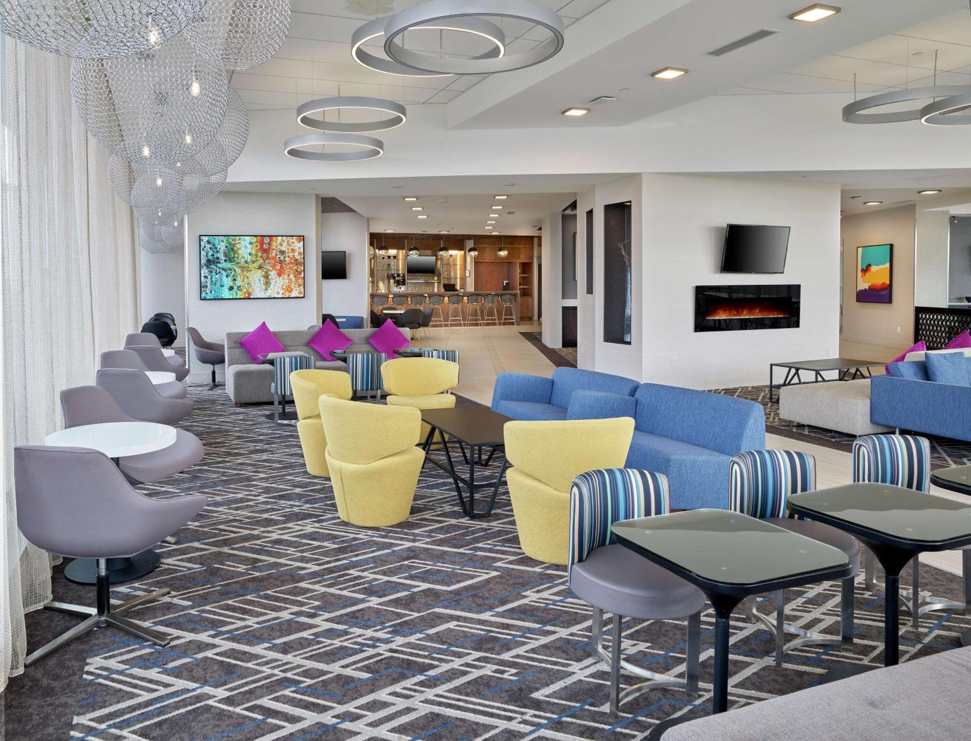 Hotel Doubletree By Hilton Edmonton Downtown Esterno foto